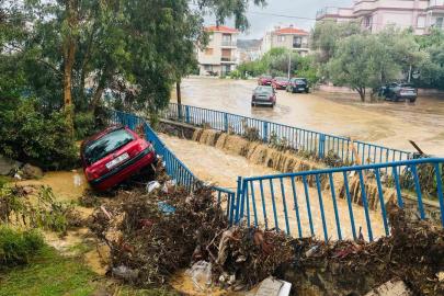 Foça 1 saat süren yağmurun ardından sular altında kaldı