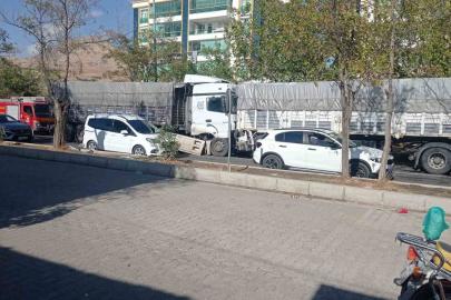 Freni boşalan tır başka bir tıra arkadan çarptı: 1 yaralı