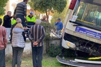 Freni tutmayan minibüs evin bahçesine daldı, facia teğet geçti