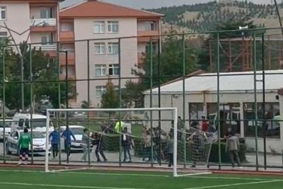 Futbol oyuncusunun bıçakla taraftarın üzerine yürüdüğü iddiası