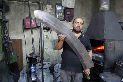 Gaziantep’te el emeğiyle yapılan insan boyundaki et satırı alıcısını bekliyor