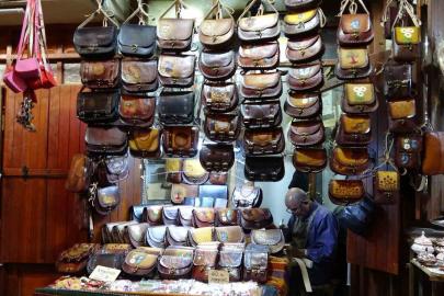 Gaziantep’te yaşlı usta, 66 yıldır çanta üretiyor