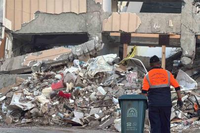 Gebze’de 4 kişiye mezar olan binada çalışmalar sabahın ilk ışıklarıyla başladı