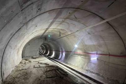 Gebze’de 4 kişiye mezar olan binanın yakınından geçen metro hattının içi görüntülendi