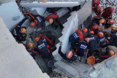 Gebze’de çöken binadaki kurtarma çalışmaları 11. saatinde havadan görüntülendi
