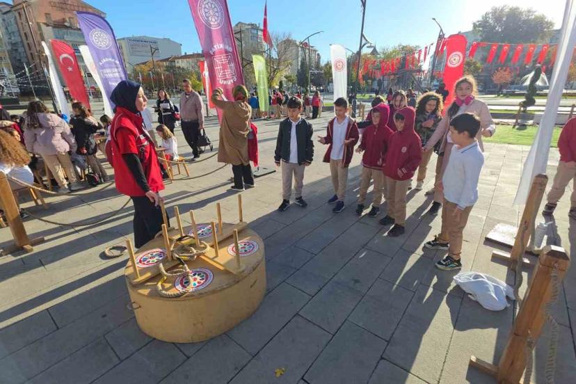 ’Geleneksel Oyun Tırı’ Kütahya’da çocuklarla buluştu