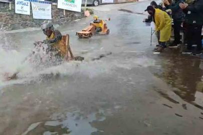 Geleneksel tahta araba yarışlarına yağmur da engel olamadı