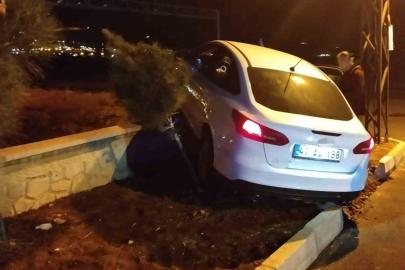 Gercüş’te otomobil istinat duvarına çarptı