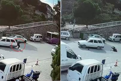 Geri manevra yapan otomobil, bastonla yürüyen yaşlı adama çarptı