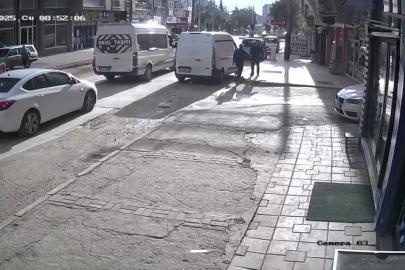 Geri manevra yaparken yayayı böyle yere serdi: Görünmez kaza kamerada