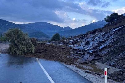 Gökçeada’da sel; bazı iş yerleri ve evler sular altında kaldı toprak kayması yolları kapattı