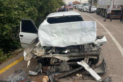 Gördes’te iki araç kafa kafaya çarpıştı: 4 yaralı