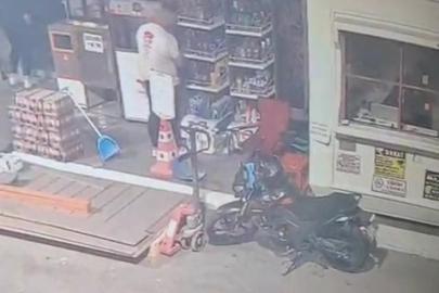 Görevlinin yanı başındaki rahat hırsızlar pes dedirtti