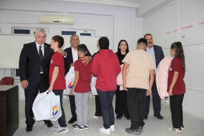 GTB ve TOBB iş birliğiyle 14 okulda öğrencilere kışlık kaban desteği