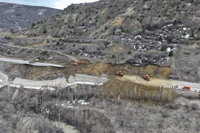 Gümüşhane-Erzincan karayolundaki heyelan bölgesinde çalışmalar sürüyor