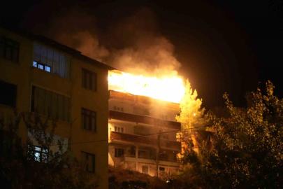 Gümüşhane’de 4 katlı binada çıkan yangın paniğe neden oldu