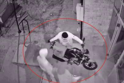 Güvenlik kamerasına yakalanan hırsızlar, çaldıkları motosiklete kendi malları gibi binip gittiler