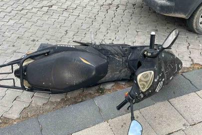 Hafif ticari araçla motosiklet çarpıştı: 1 yaralı