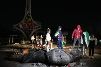 Hafız Esad’ın heykeli Emevi Meydanı’nda sürüklenmeye devam ediyor