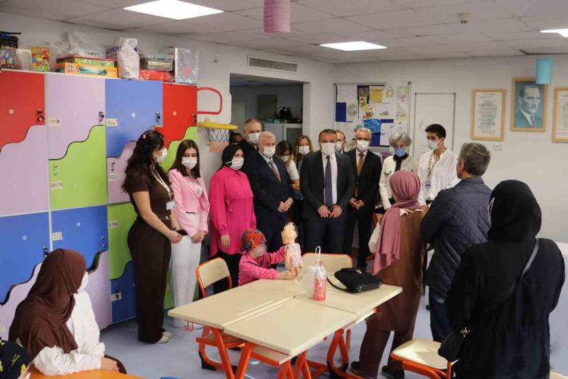 "Hastane Okulu"ndaki öğrenciler eğitimden kopmuyor