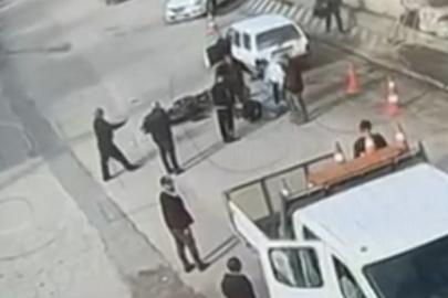 Hatalı sollama yapan motosiklete otomobil çarptı