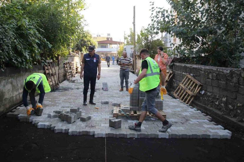 Hatay Büyükşehir Belediyesi, gece gündüz süren çalışmalarıyla selin vurduğu Payas’ta vatandaşlara rahat nefes aldırdı