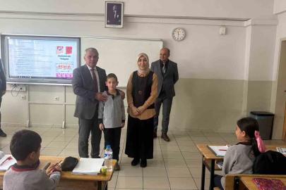 Hayat kurtaran öğretmene İlçe Milli Eğitim Müdüründen tebrik