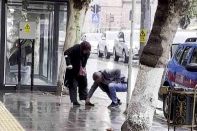 Hayırlı evlat: Bankaya çamurlu girmesin diye annesinin ayakkabısını elleriyle temizledi