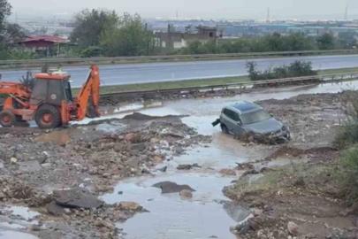 Heyelanın kapattığı otoyolda araçlar mahsur kaldı