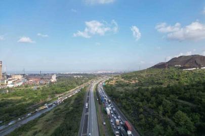 Heyelanın kapattığı yolda kilometrelerce araç kuyruğu oluştu