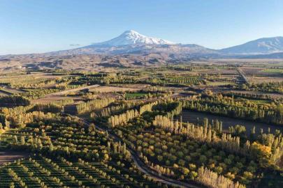 Iğdır’ın renk cümbüşüne dönüşen doğal cenneti İrem Bağları, havadan görüntülendi