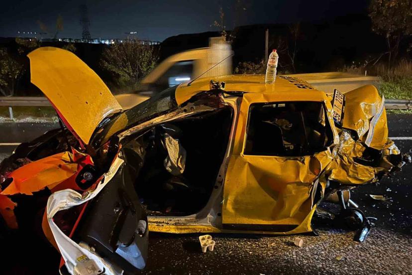 İki kamyonun arasında kağıt gibi ezilen taksi sürücüsü yaralandı