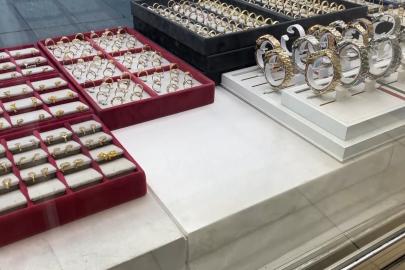 İkisi oyaladı, biri vitrindeki milyonluk altın yüzükleri çaldı