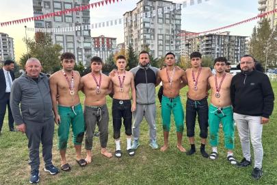 İlkadımlı güreşçilerin güreş başarısı