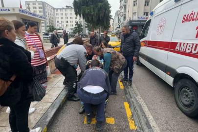 İnsanlık ölmemiş: Fenalaşıp yere düşen kişiye ilk yardım vatandaşlardan