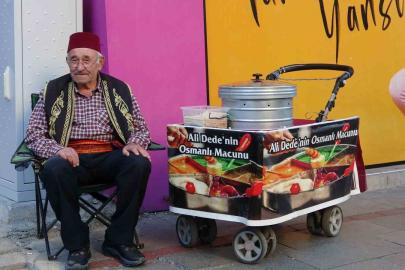 Isparta’da 11 yaşında başladığı mesleğinde 65 yıldır sokaklarda