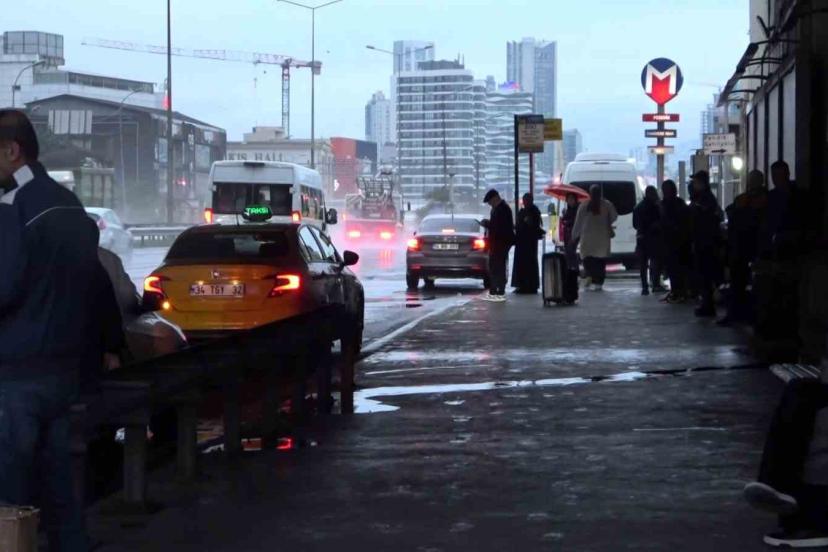 İstanbul’da vatandaşlar güne yağmurla uyandı