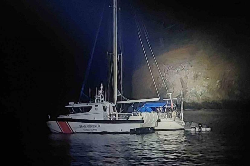 İtalya rotasındaki yelkenli teknede 4 göçmen kaçakçısı ve 35 düzensiz göçmen yakalandı