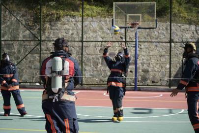 İtfaiye kostümüyle voleybol oynadılar, nefes kontrolü yaptılar