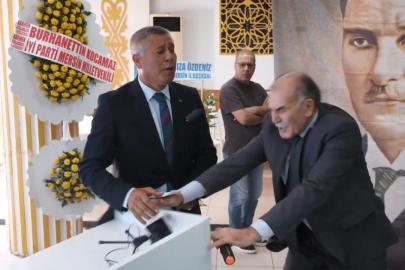 İYİ Parti kongresinde gergin anlar, kürsüyü bile devirdiler