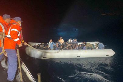 İzmir açıklarında 2 lastik bot durduruldu, 86 göçmen yakalandı