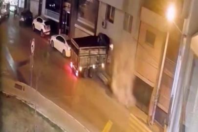 İzmir’de freni boşalan kamyon duvarı yıkıp eve girdi
