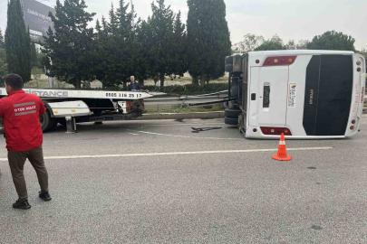 İzmir’de havalimanı personel servisi devrildi: 5 yaralı