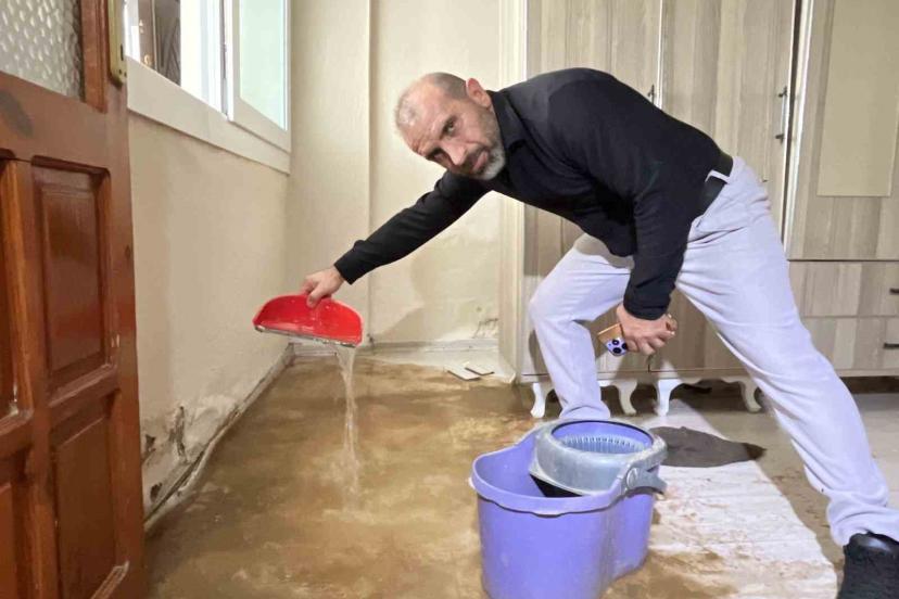 İzmir’de İZSU şebeke borusu patladı: Bir evi yaşanmaz hale getirdi