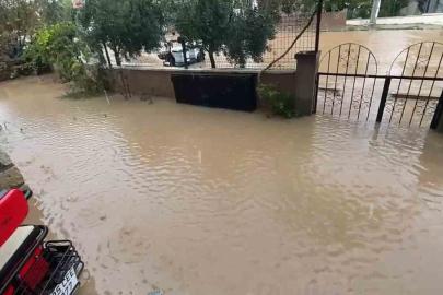 İzmir’de sağanak yağış yolları göle çevirdi