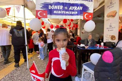 İzmirli dönerci geleneği sürdürdü, 29 Ekim’de çocuklara ücretsiz döner ikramı
