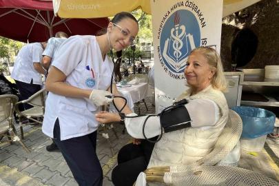 İzmirli lise öğrencilerinden yaşlılara sağlık eli