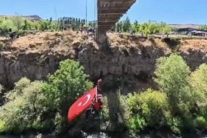 JAK timinden Muradiye Şelalesi’nde bayraklı kutlama