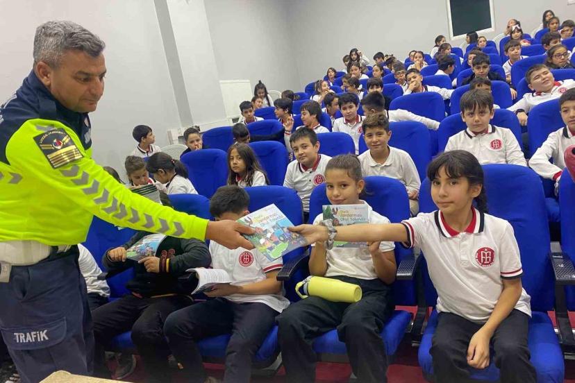 Jandarma 142 öğrenciye trafiği anlattı