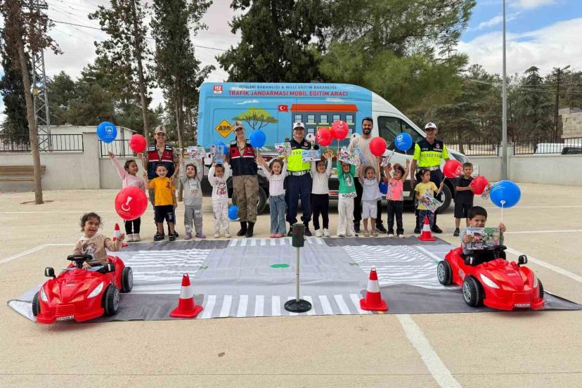 Jandarmadan mobil trafik aracı ile 118 öğrenciye trafik eğitimi